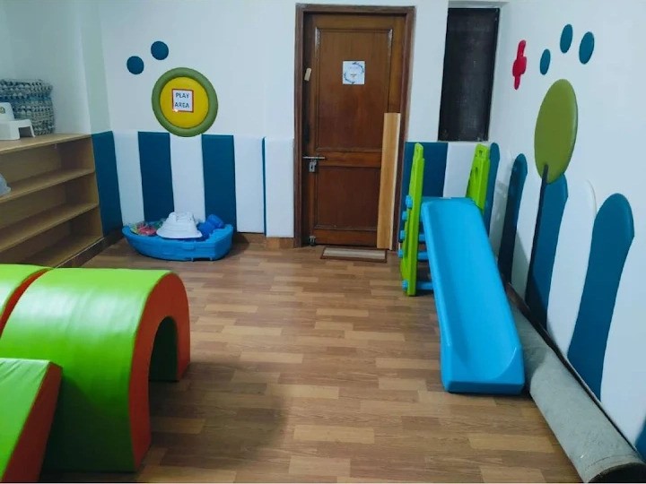 Footprints: Play School & Preschool